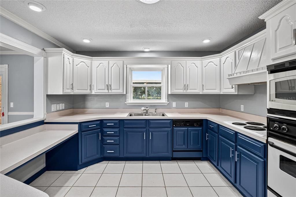 For Sale: $405,000 (3 beds, 2 baths, 1981 Square Feet)