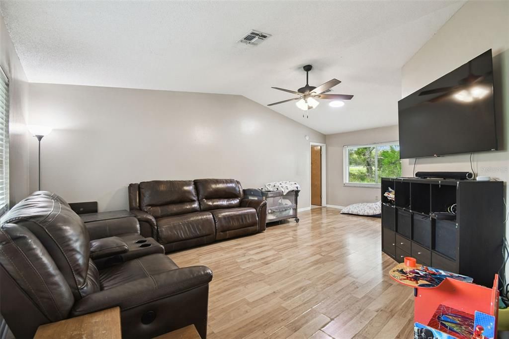 待售: $260,000 (2 贝兹, 2 浴室, 1397 平方英尺)