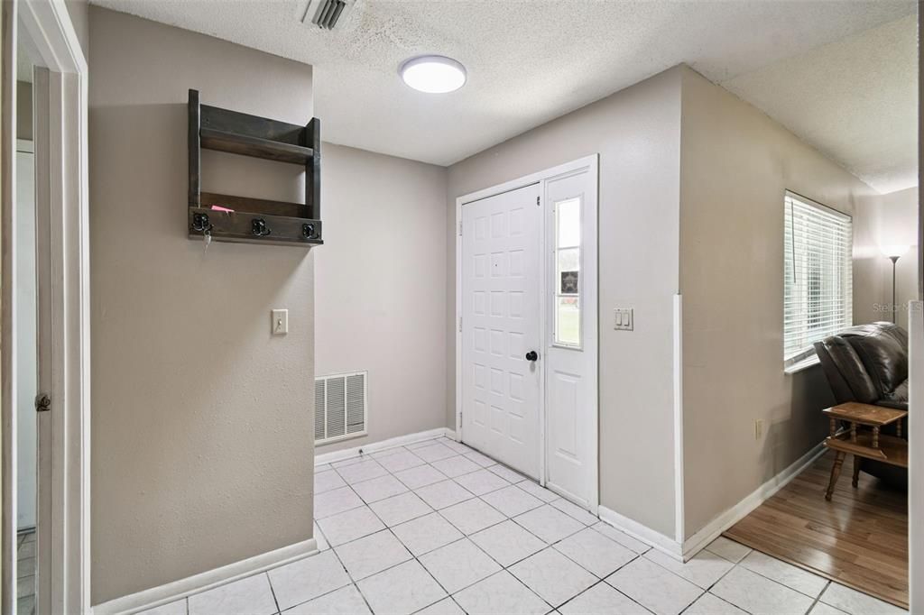 待售: $260,000 (2 贝兹, 2 浴室, 1397 平方英尺)