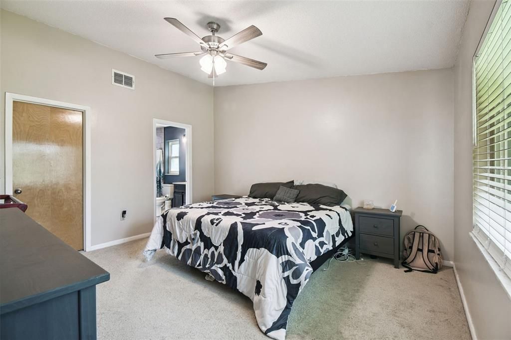 待售: $260,000 (2 贝兹, 2 浴室, 1397 平方英尺)