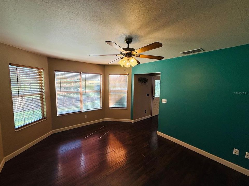 Active With Contract: $330,000 (3 beds, 2 baths, 1620 Square Feet)