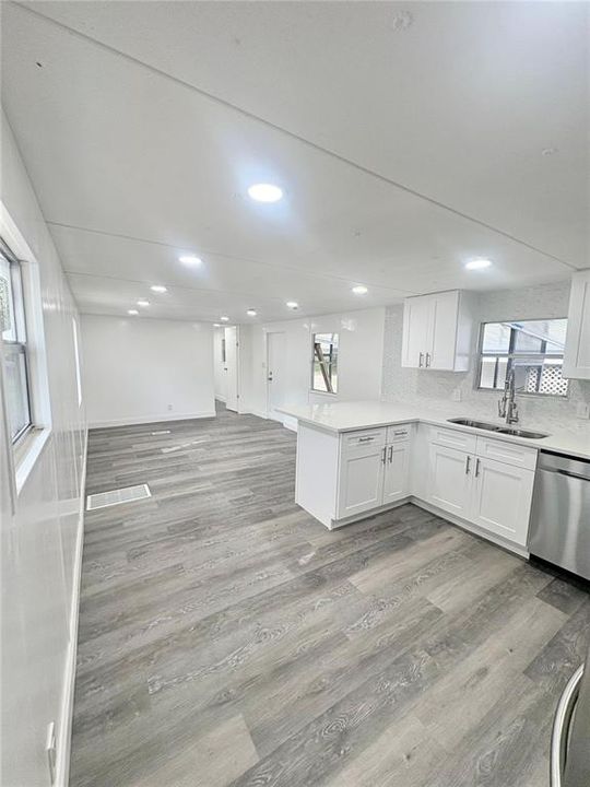 На продажу: $99,900 (2 спален, 1 ванн, 648 Квадратных фут)