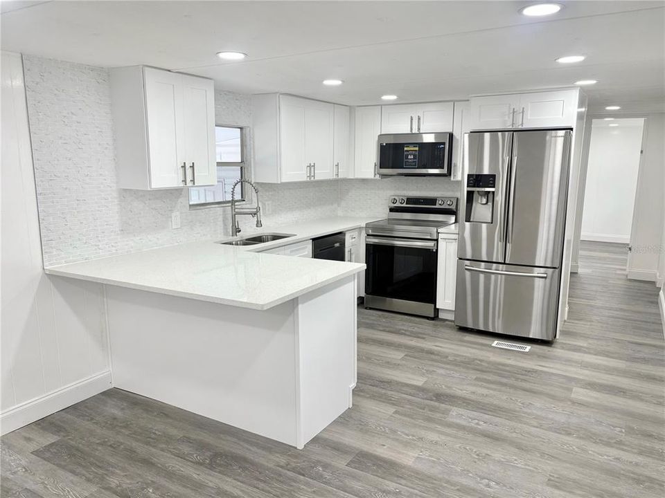 На продажу: $99,900 (2 спален, 1 ванн, 648 Квадратных фут)