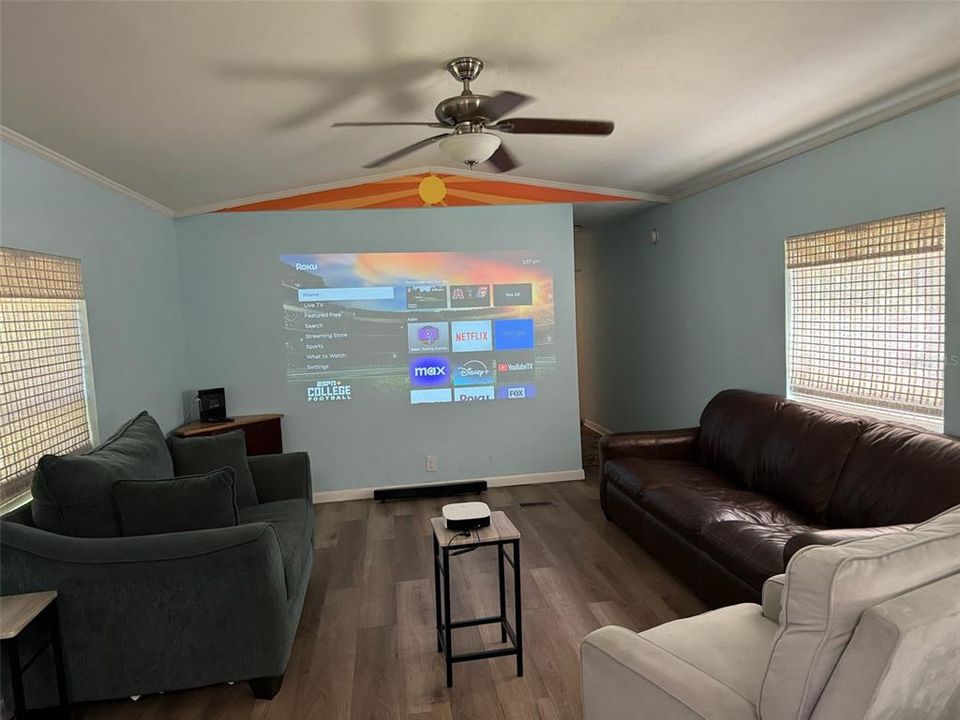 待售: $230,000 (2 贝兹, 1 浴室, 840 平方英尺)