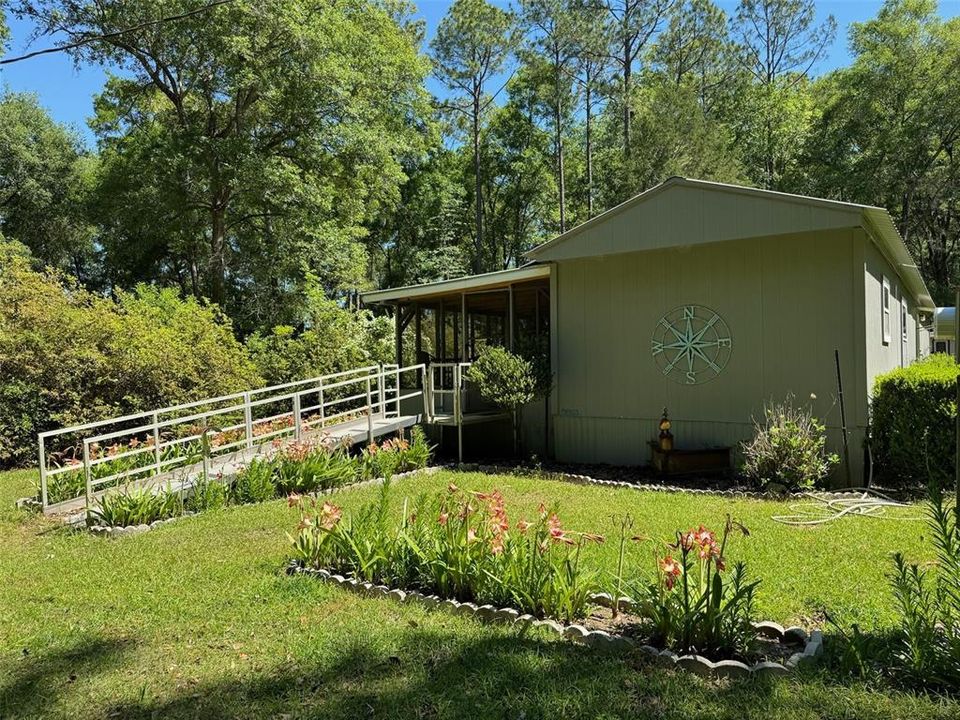 待售: $230,000 (2 贝兹, 1 浴室, 840 平方英尺)