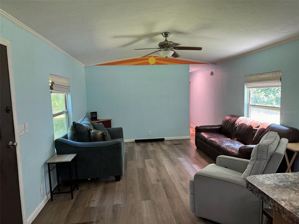 待售: $230,000 (2 贝兹, 1 浴室, 840 平方英尺)