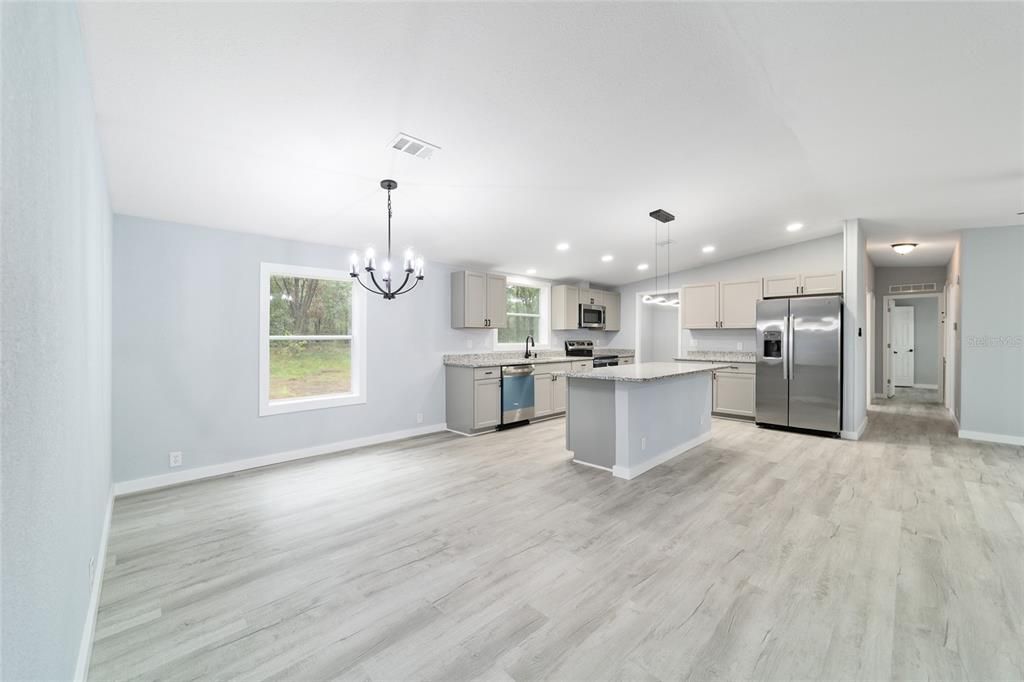 合同活跃: $347,900 (4 贝兹, 2 浴室, 1944 平方英尺)