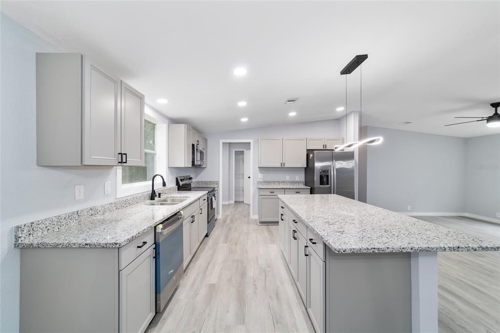 合同活跃: $347,900 (4 贝兹, 2 浴室, 1944 平方英尺)