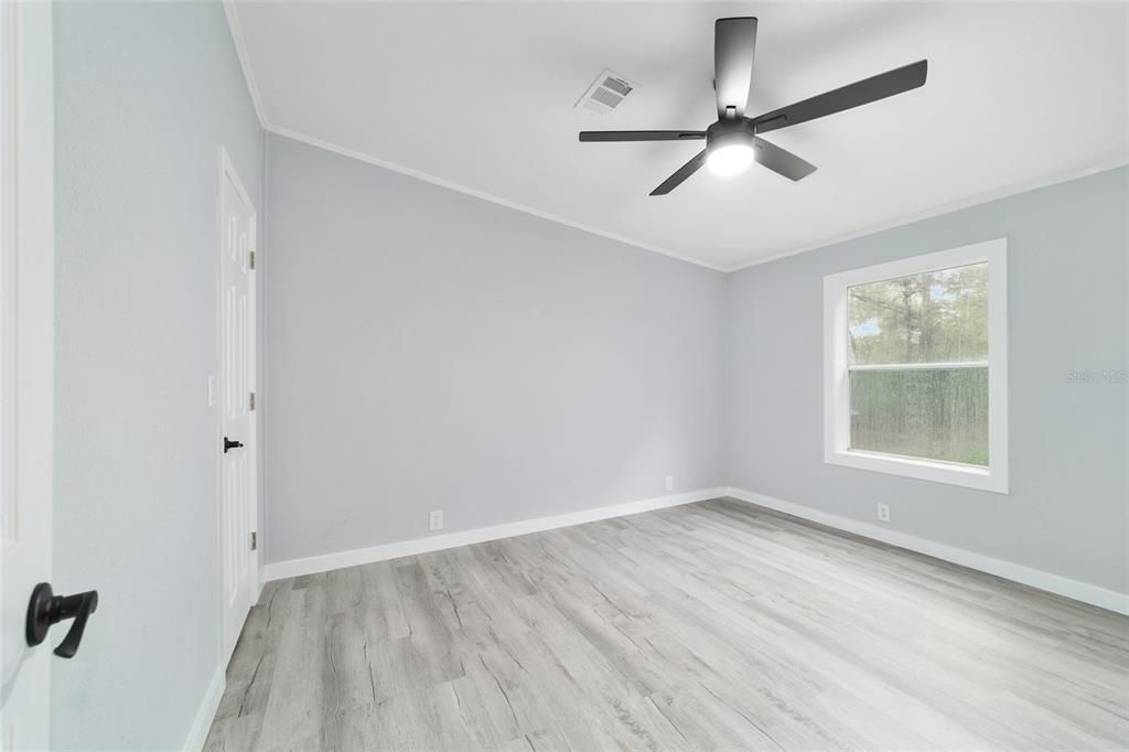 合同活跃: $347,900 (4 贝兹, 2 浴室, 1944 平方英尺)