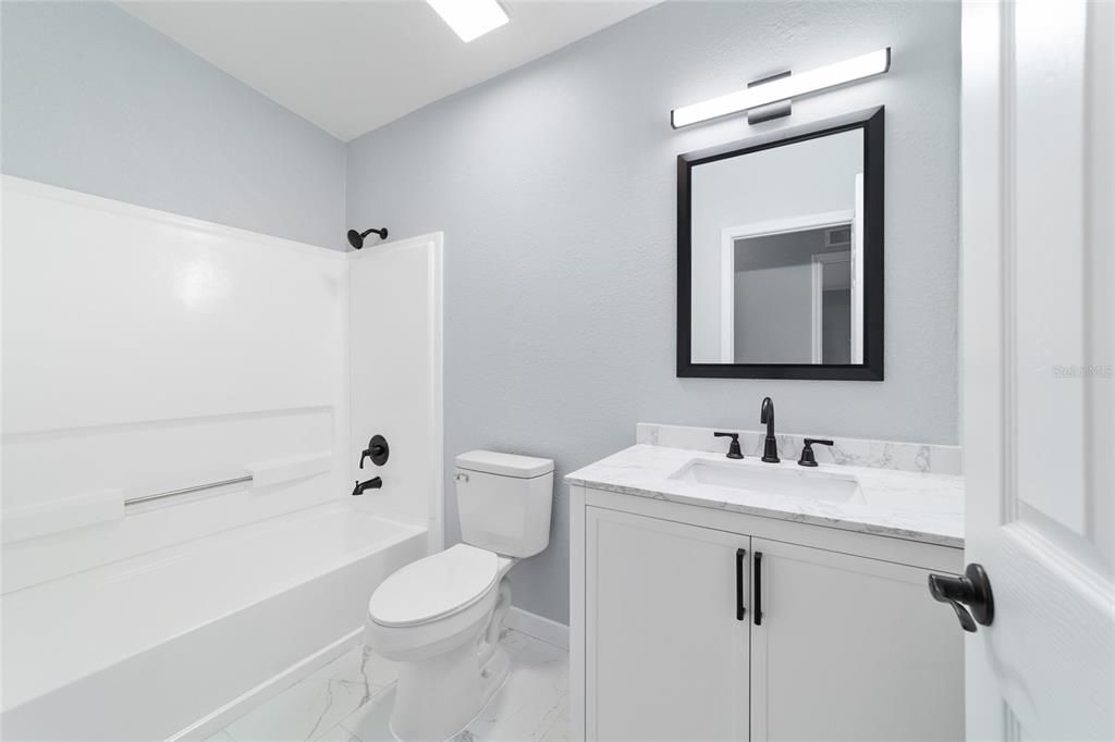 合同活跃: $347,900 (4 贝兹, 2 浴室, 1944 平方英尺)