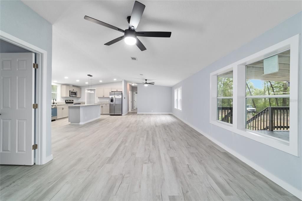 合同活跃: $347,900 (4 贝兹, 2 浴室, 1944 平方英尺)