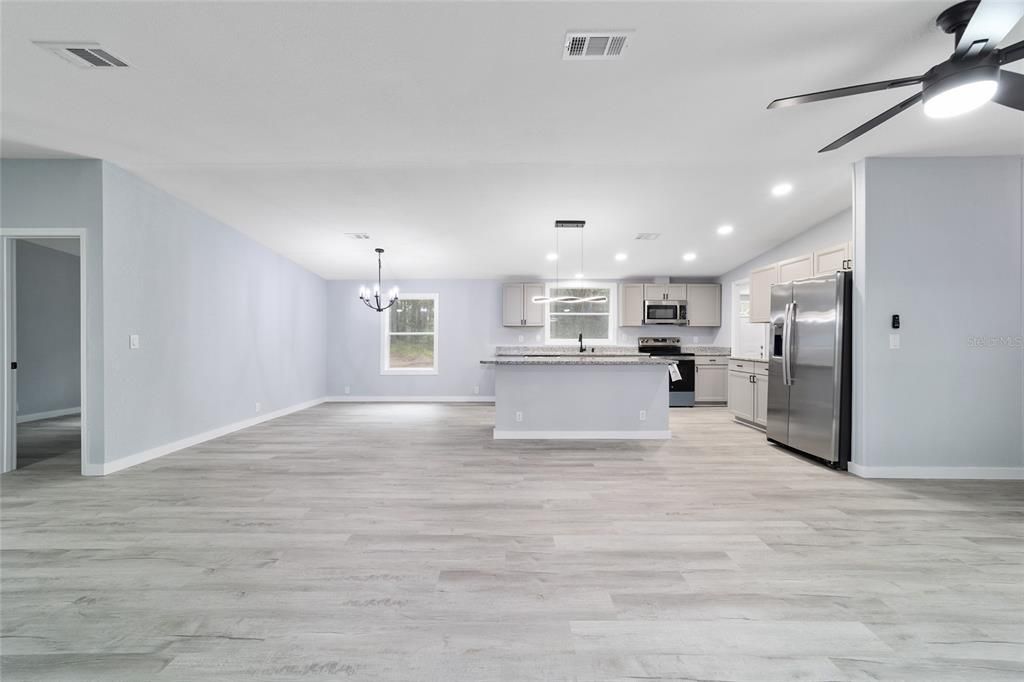 合同活跃: $347,900 (4 贝兹, 2 浴室, 1944 平方英尺)