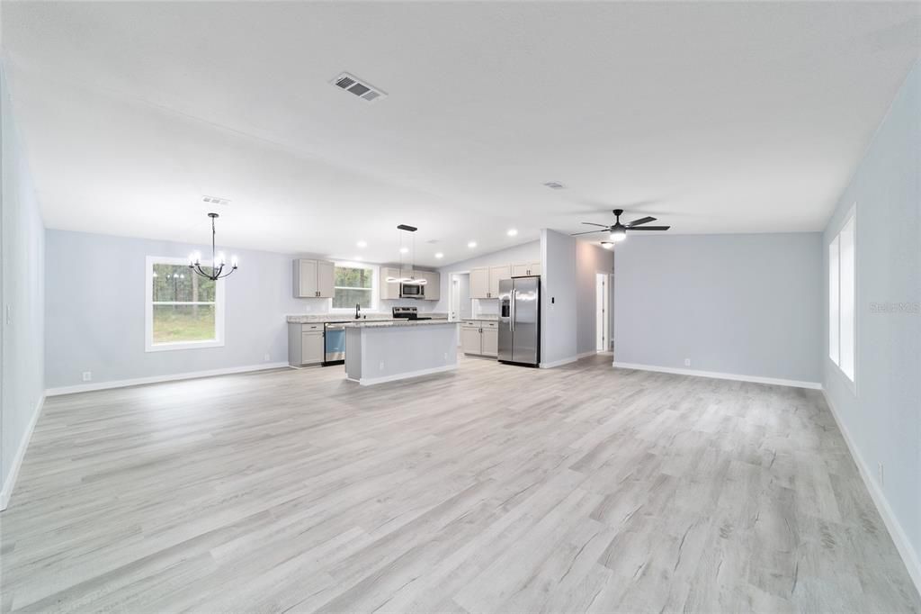 合同活跃: $347,900 (4 贝兹, 2 浴室, 1944 平方英尺)