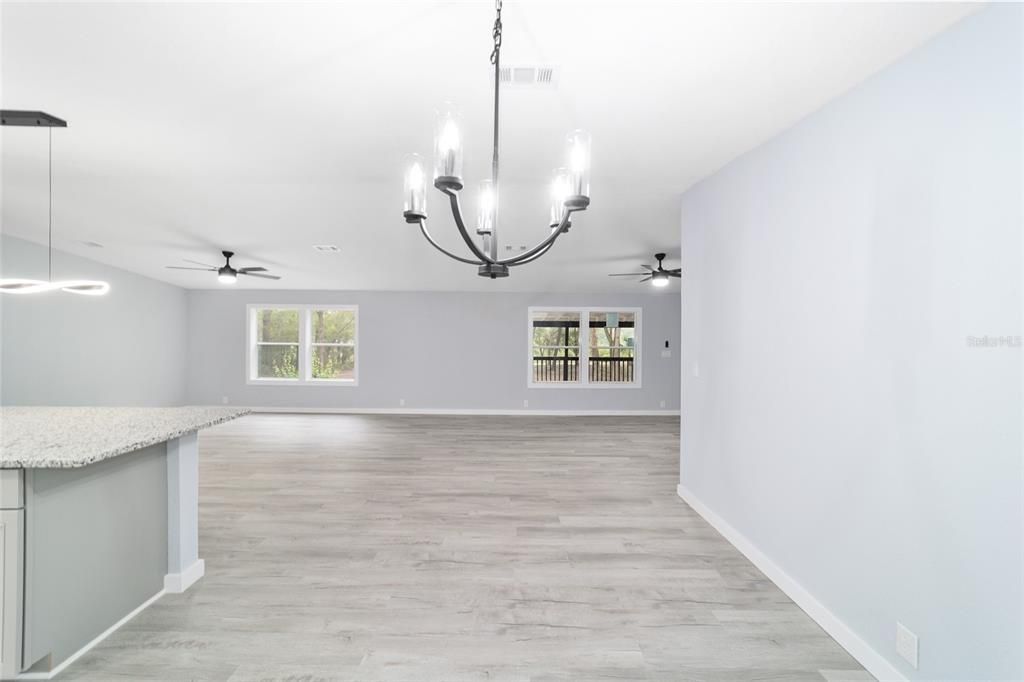 合同活跃: $347,900 (4 贝兹, 2 浴室, 1944 平方英尺)