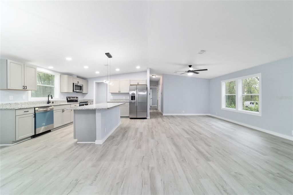 合同活跃: $347,900 (4 贝兹, 2 浴室, 1944 平方英尺)