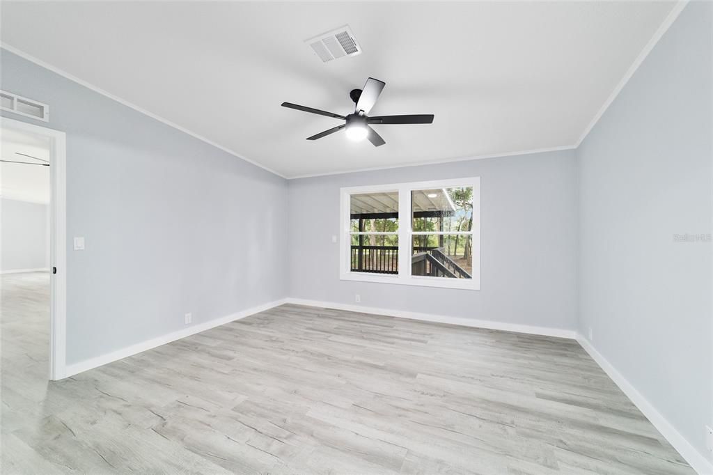 合同活跃: $347,900 (4 贝兹, 2 浴室, 1944 平方英尺)