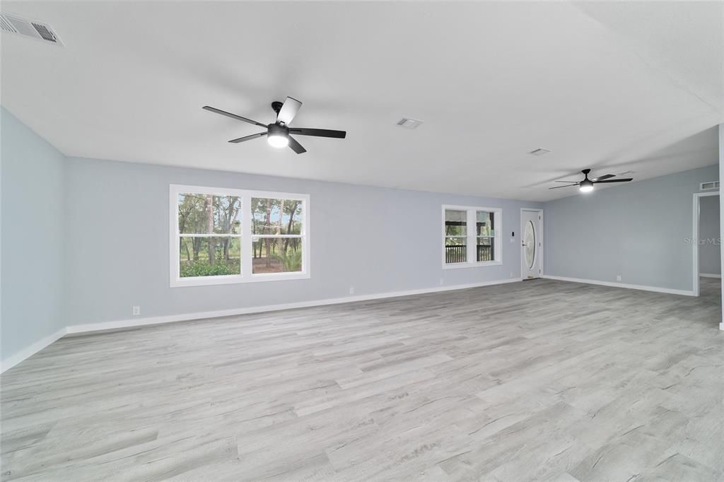 合同活跃: $347,900 (4 贝兹, 2 浴室, 1944 平方英尺)