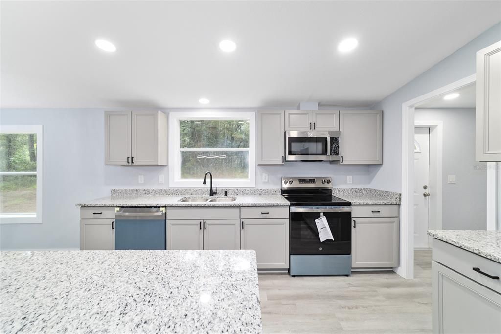 合同活跃: $347,900 (4 贝兹, 2 浴室, 1944 平方英尺)