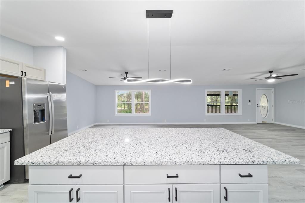 合同活跃: $347,900 (4 贝兹, 2 浴室, 1944 平方英尺)