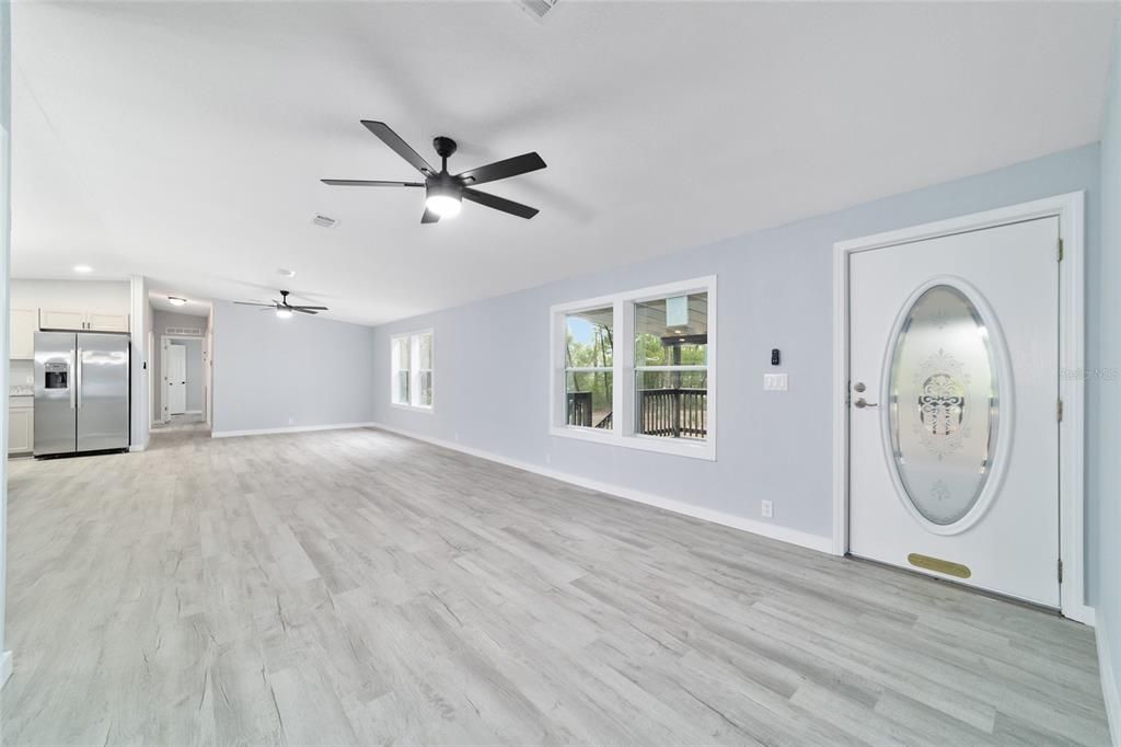 合同活跃: $347,900 (4 贝兹, 2 浴室, 1944 平方英尺)