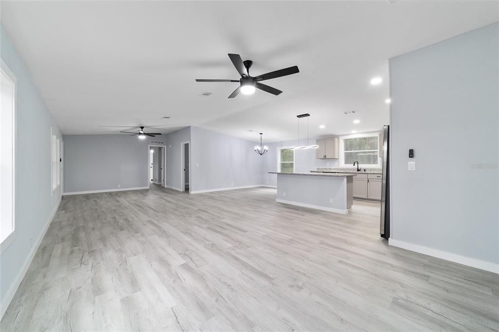 合同活跃: $347,900 (4 贝兹, 2 浴室, 1944 平方英尺)