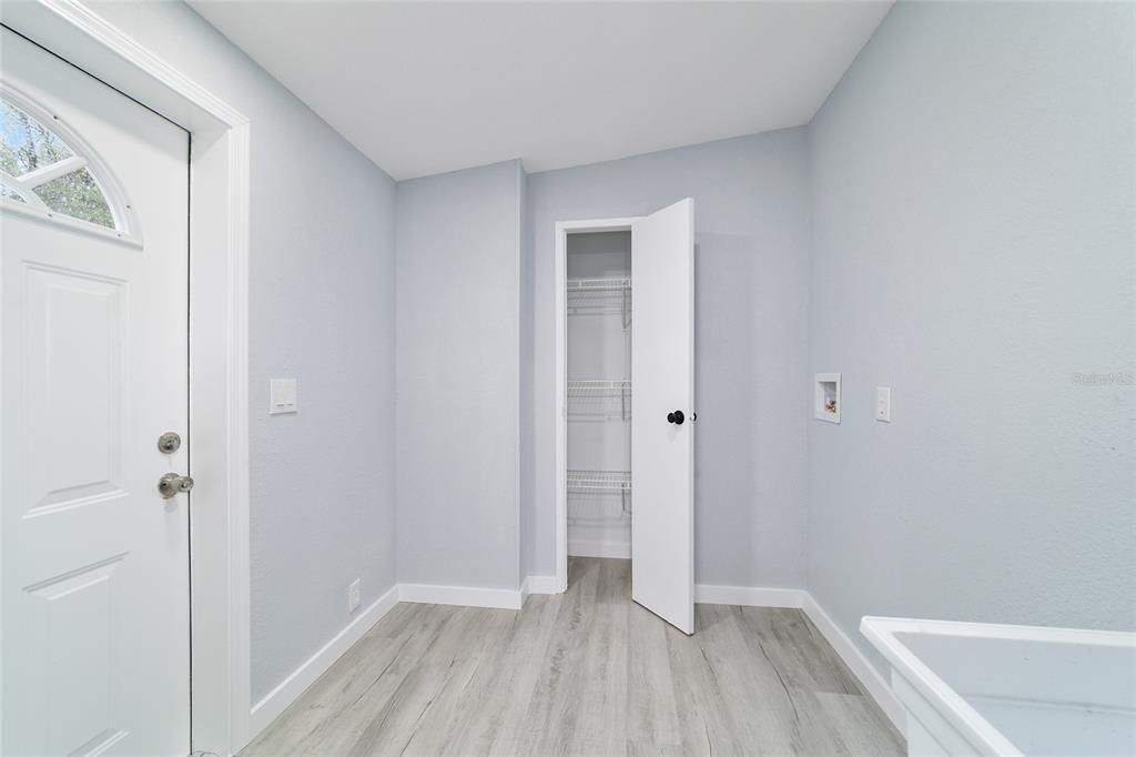 合同活跃: $347,900 (4 贝兹, 2 浴室, 1944 平方英尺)