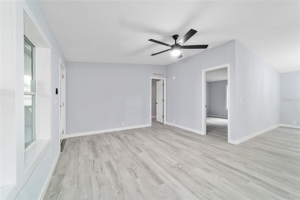 合同活跃: $347,900 (4 贝兹, 2 浴室, 1944 平方英尺)