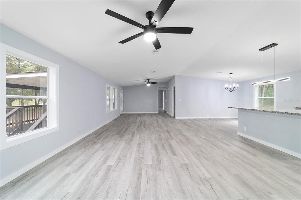 合同活跃: $347,900 (4 贝兹, 2 浴室, 1944 平方英尺)