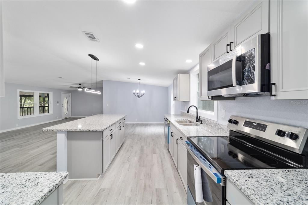 合同活跃: $347,900 (4 贝兹, 2 浴室, 1944 平方英尺)