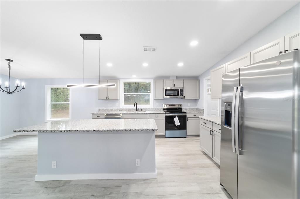 合同活跃: $347,900 (4 贝兹, 2 浴室, 1944 平方英尺)