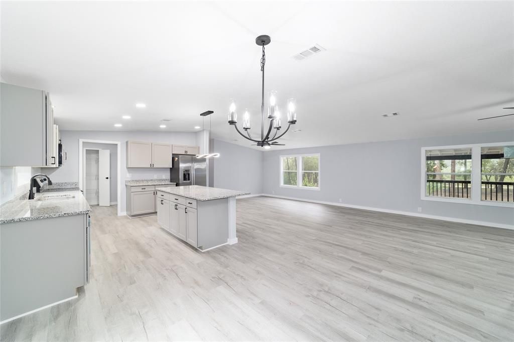 合同活跃: $347,900 (4 贝兹, 2 浴室, 1944 平方英尺)