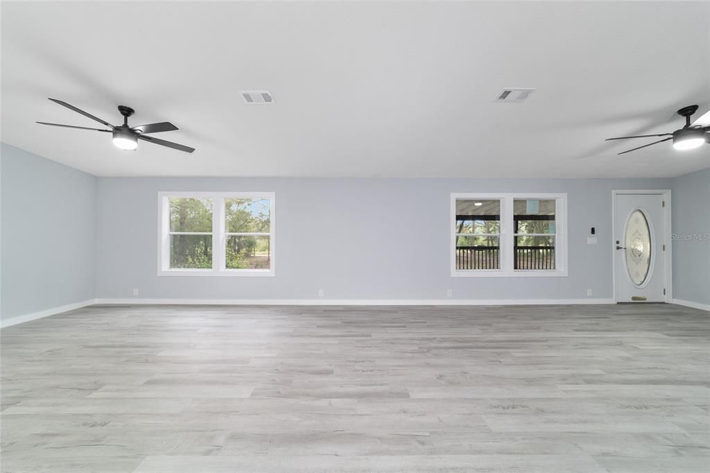 合同活跃: $347,900 (4 贝兹, 2 浴室, 1944 平方英尺)