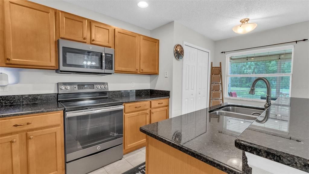 На продажу: $314,900 (3 спален, 2 ванн, 1880 Квадратных фут)