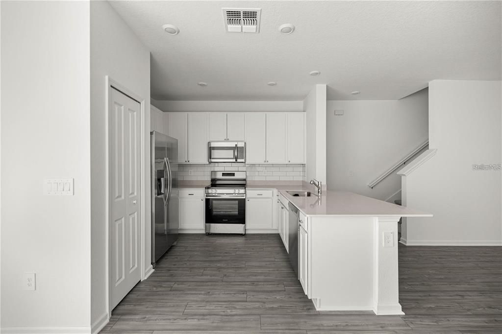 合同活跃: $1,695 (3 贝兹, 2 浴室, 1707 平方英尺)