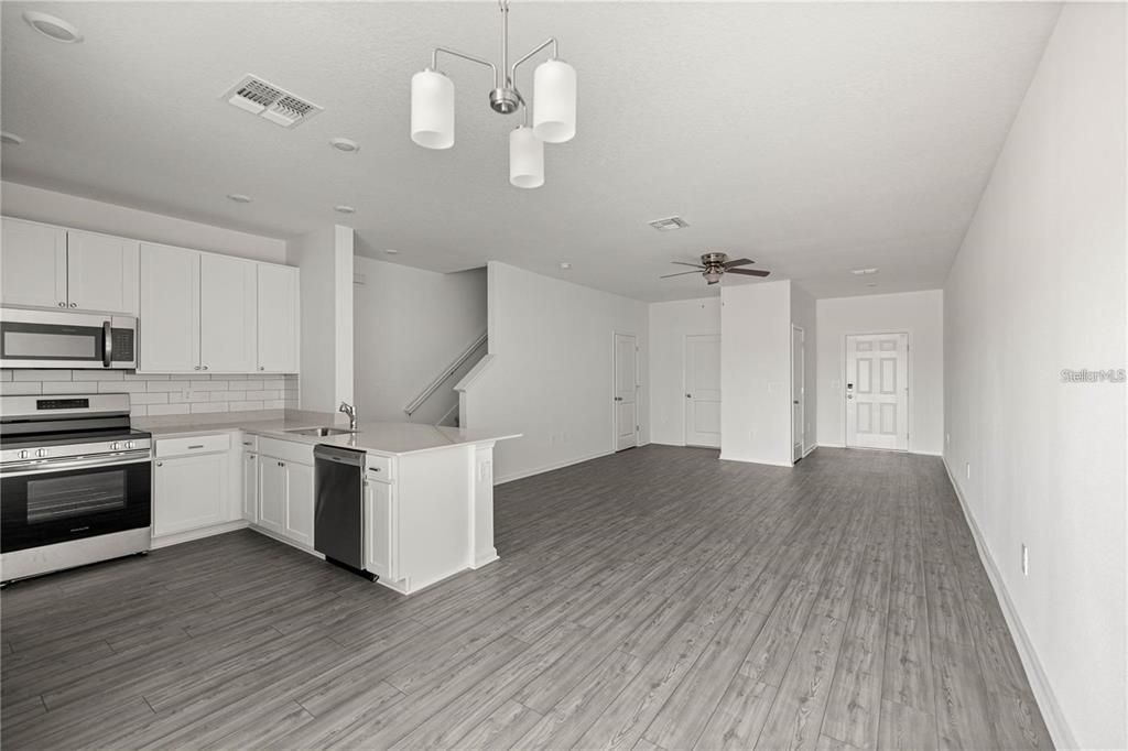 合同活跃: $1,695 (3 贝兹, 2 浴室, 1707 平方英尺)