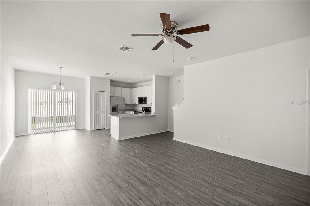 合同活跃: $1,695 (3 贝兹, 2 浴室, 1707 平方英尺)