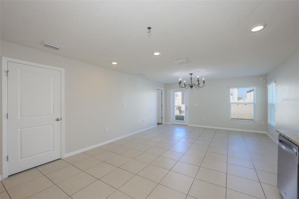 出租: $2,300 (4 贝兹, 2 浴室, 1405 平方英尺)