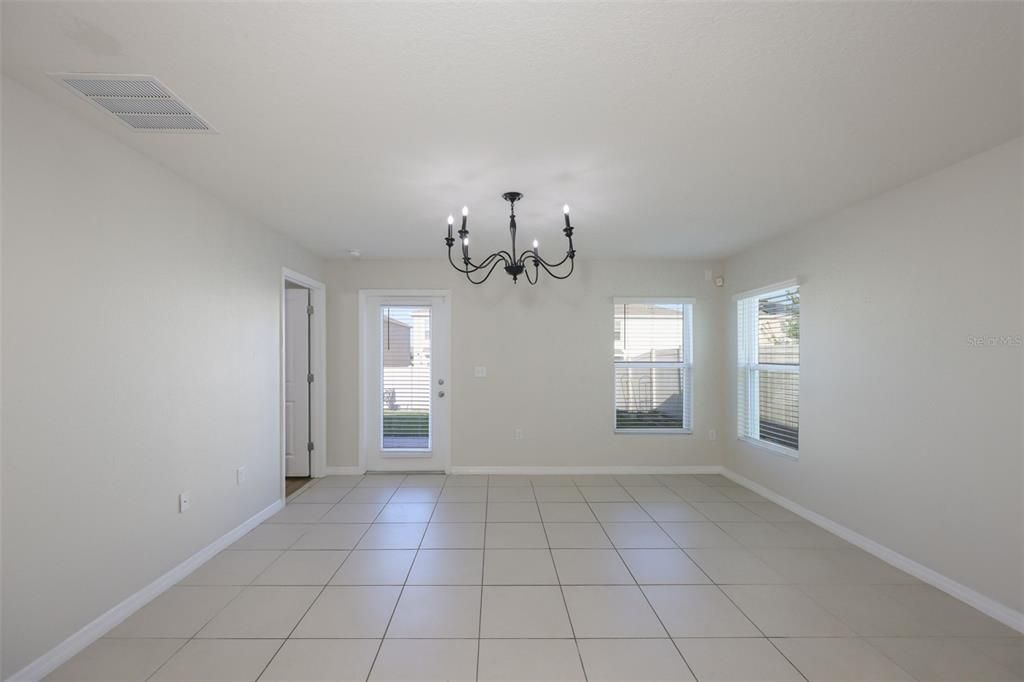 出租: $2,300 (4 贝兹, 2 浴室, 1405 平方英尺)