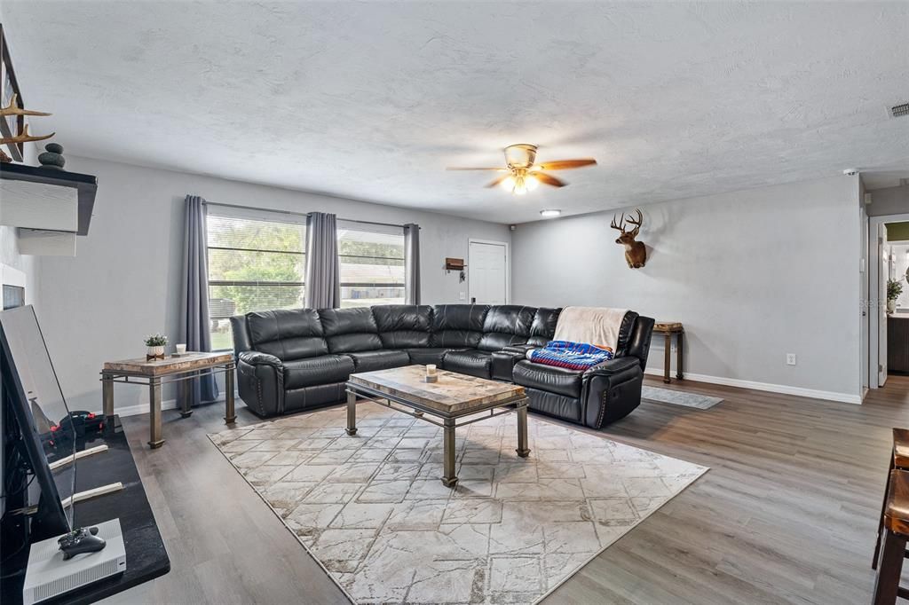 For Sale: $300,000 (3 beds, 2 baths, 1344 Square Feet)