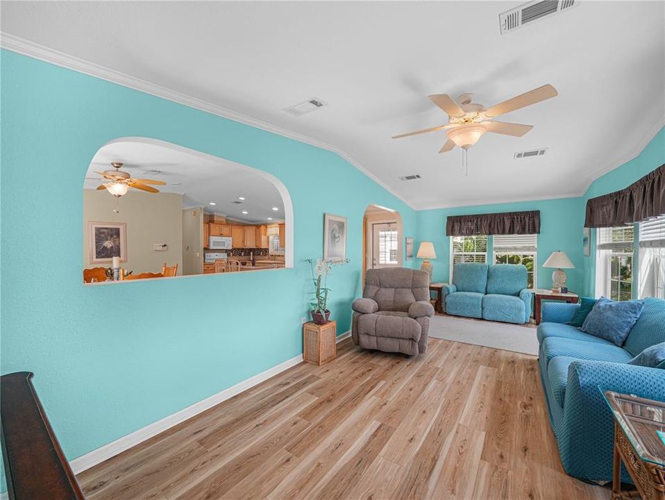 For Sale: $250,000 (2 beds, 2 baths, 1128 Square Feet)