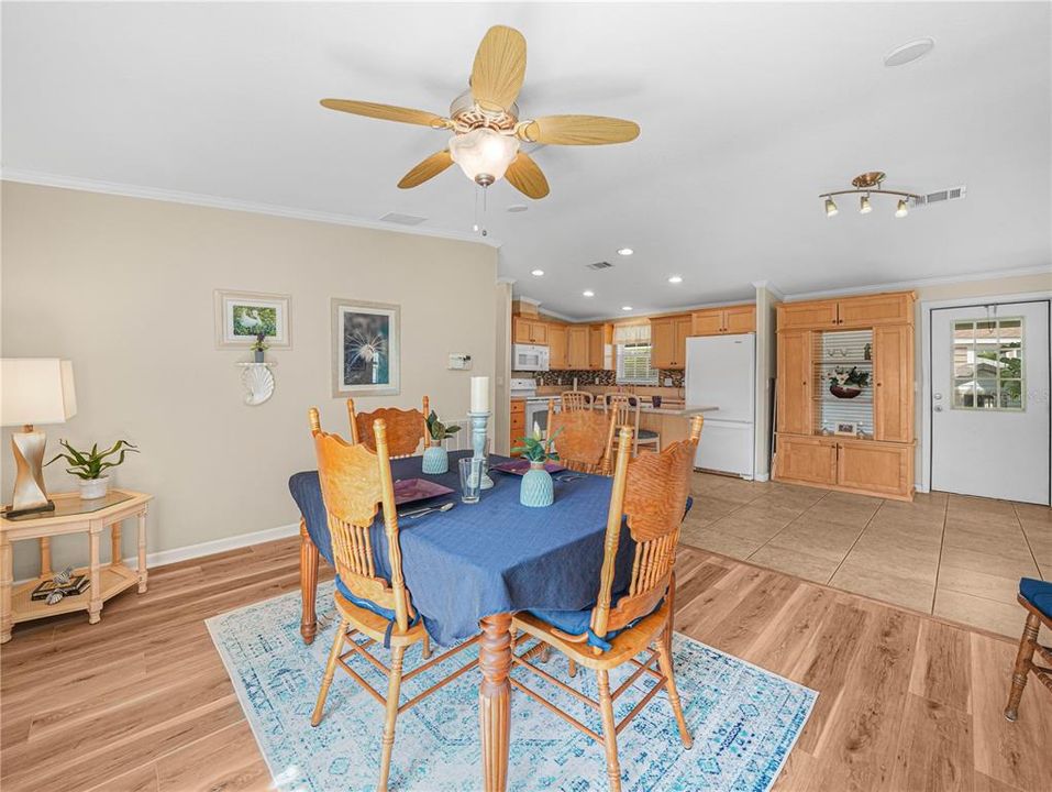 For Sale: $250,000 (2 beds, 2 baths, 1128 Square Feet)