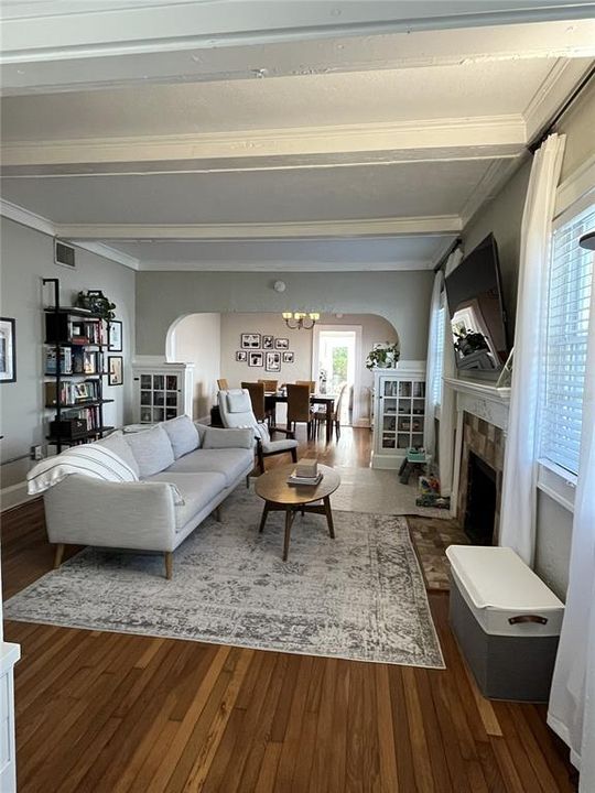 合同活跃: $3,500 (3 贝兹, 2 浴室, 1530 平方英尺)