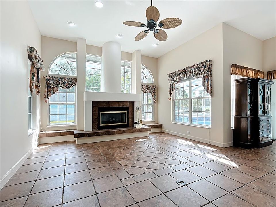 En Venta: $685,000 (4 camas, 3 baños, 3327 Pies cuadrados)