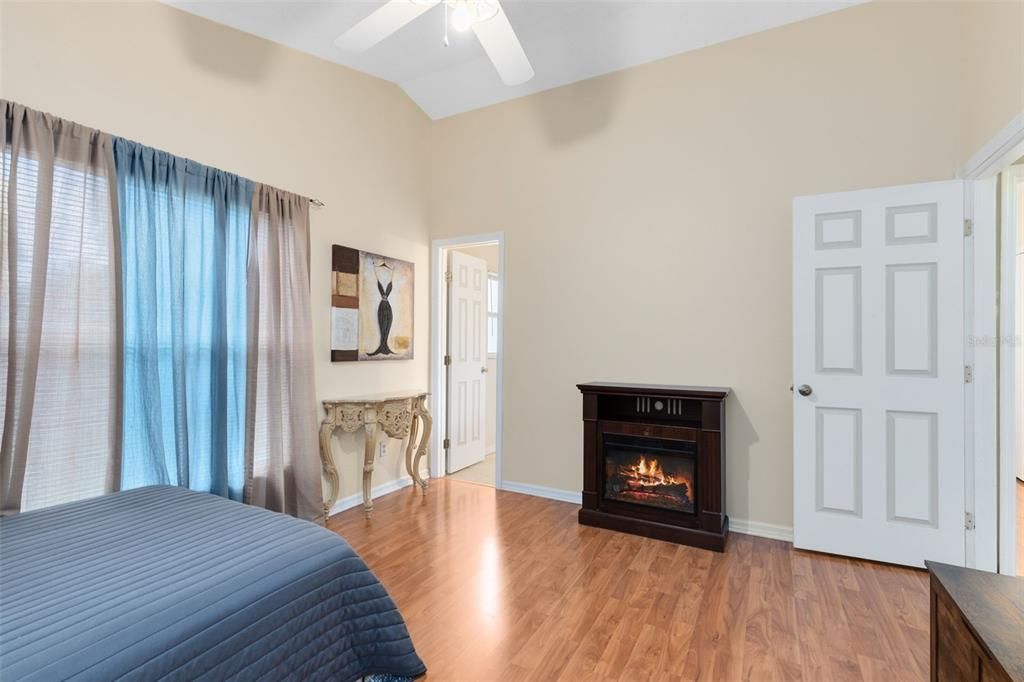 Active With Contract: $310,000 (3 beds, 2 baths, 1239 Square Feet)