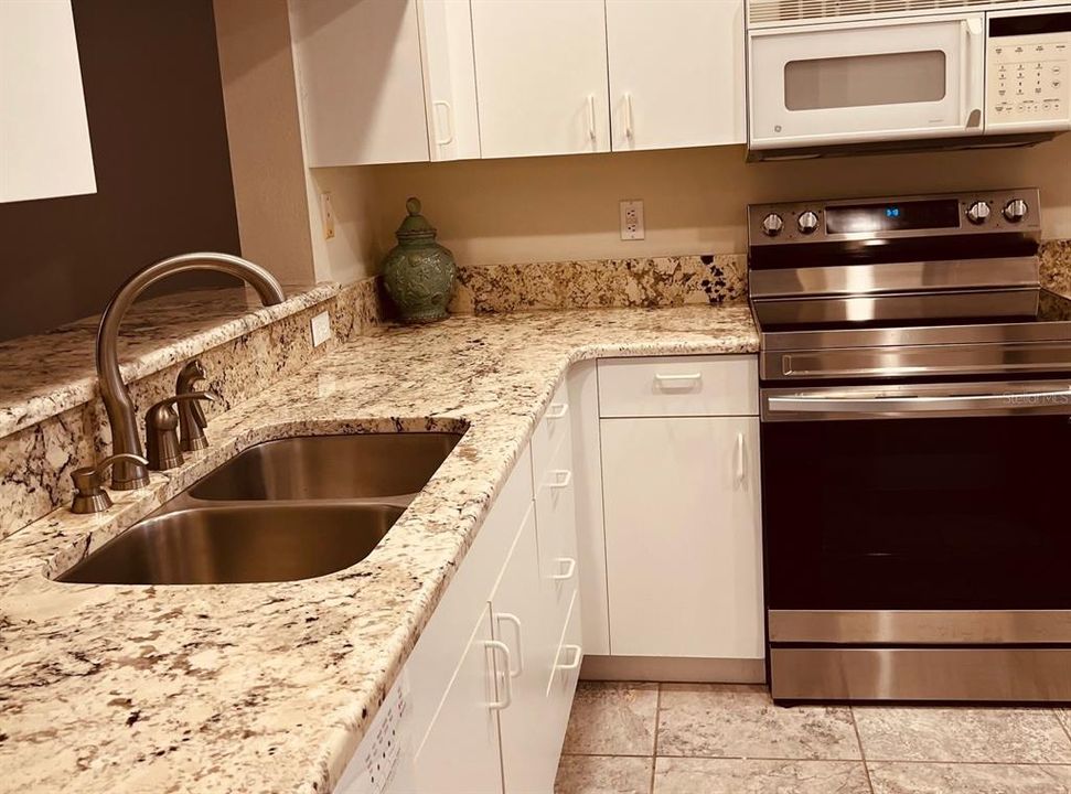 For Rent: $5,500 (2 beds, 2 baths, 1106 Square Feet)