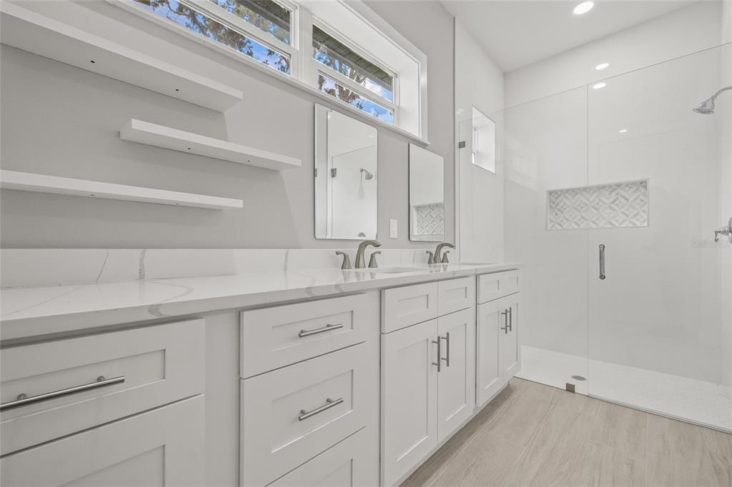 合同活跃: $2,500 (3 贝兹, 2 浴室, 1991 平方英尺)