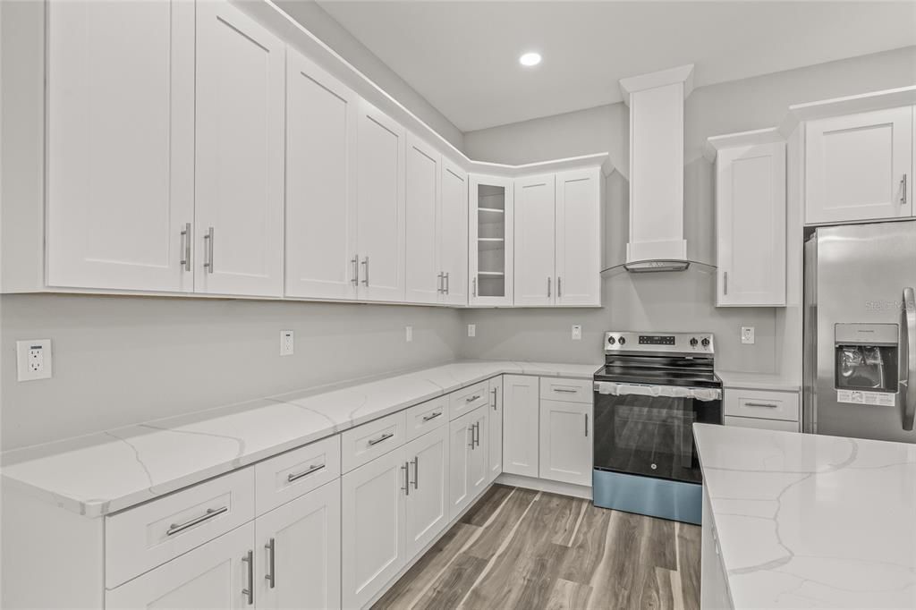 合同活跃: $2,500 (3 贝兹, 2 浴室, 1991 平方英尺)