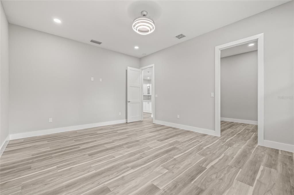 合同活跃: $2,500 (3 贝兹, 2 浴室, 1991 平方英尺)