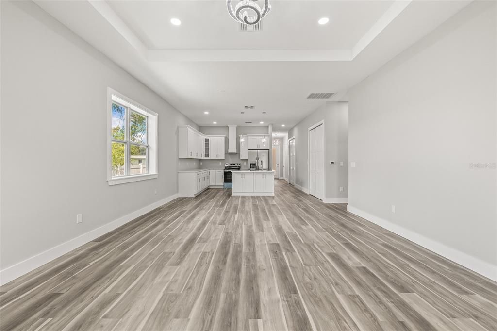 合同活跃: $2,500 (3 贝兹, 2 浴室, 1991 平方英尺)