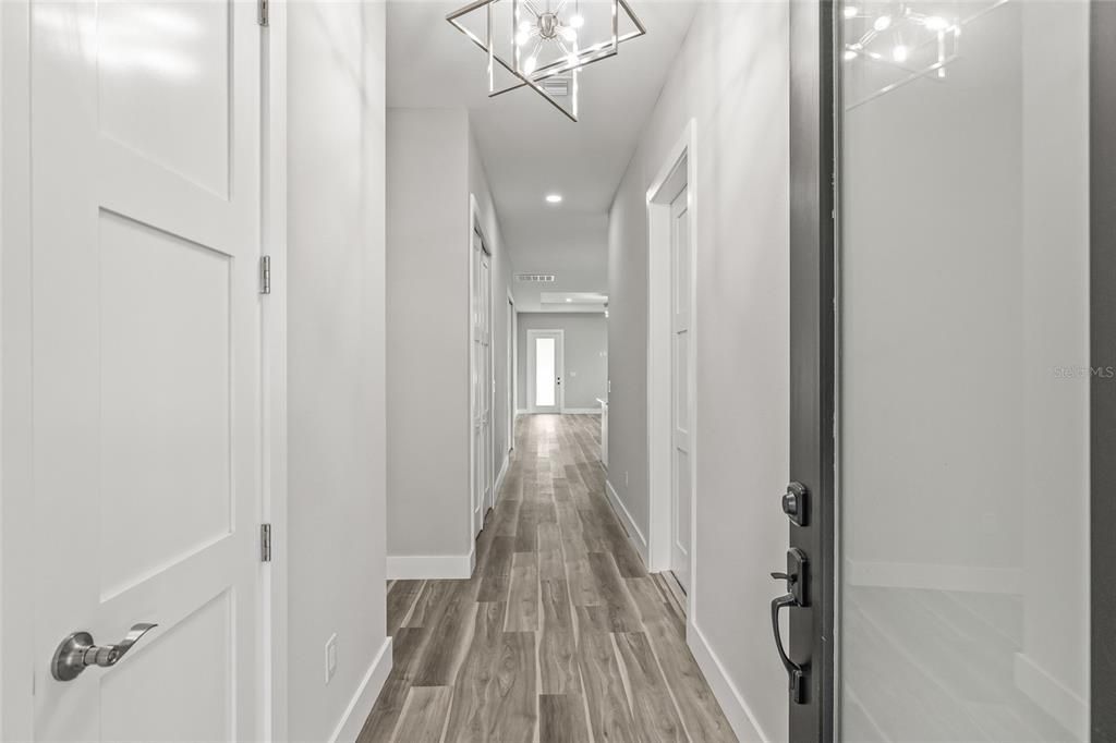 合同活跃: $2,500 (3 贝兹, 2 浴室, 1991 平方英尺)